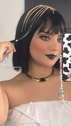 Cleopatra Cosplay Diy, Modern Cleopatra Outfit, Cleopatra Inspired Outfit, Diy Cleopatra Headpiece, Cleopatra Diy Costume, Halloween Costumes For Short Hair, Kleopatra Costume, Kleopatra Art, Halloween Costumes Short Hair