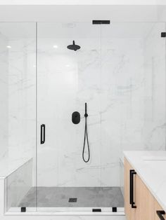 Modern Luxury Bathroom: Light Wood Cabinet and Marble Tiled Shower Marble And Wood Bathroom Ideas, Master Shower Ideas Walk In, Light Wood Cabinet, Floating Shower Bench, Parents Bathroom, Black Faucets, Marble Shower Tile, Modern Luxury Bathroom, Light Wood Cabinets