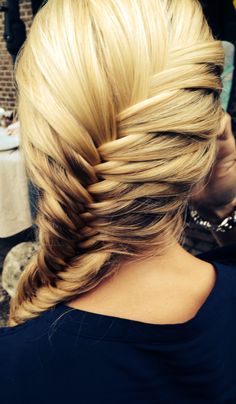 Visgraat vlecht Braid Hair Ideas, Fishtail Braid Hairstyles, Cute Hairstyles For School, Short Hair Hacks, Hair Upstyles, Boring Hair, Hair Stylies, Braid Ideas