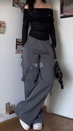 Dark Grey Cargo Pants Outfit, Grey Cargo Outfit, Grey Cargo Pants Outfit, Fancy Casual Outfits, Casual Sporty Outfits, Fashion Top Outfits, Outfit Inspo Casual, Casual Day Outfits, Fashion Attire