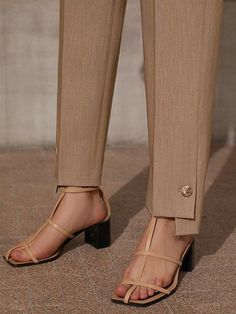 Pants Women Fashion, Woman Suit Fashion, Stil Elegant, Pantsuits For Women, Stylish Pants, Fashion Blouse Design, Pant Style, Suit Pants, Pants Design