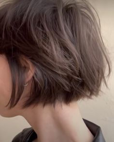 Very Short Bob Straight Hair, Womens Short Bob Haircut, Short Straight Edge Haircut, Bob Haircut Side Bangs, Undercut Chin Length Bob Haircut, Ear Bob Haircut, Styling Short Straight Hair, Short Hairstyle Women No Bangs, Bixie Cut Straight