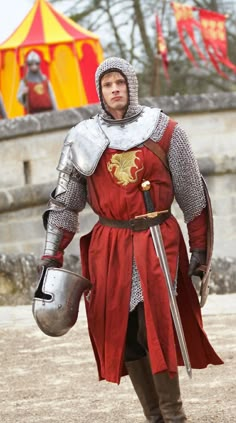 Merlin Costume, Merlin Wallpapers, Obsidian Crown, Merlin Cosplay, Characters Inspired Outfits, Chain Mail Armor, Merlin Tv Show, Merlin Camelot, Arthur And Guinevere