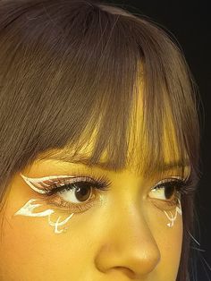 Mariposa Butterfly 🦋 Makeup maquillaje Subtle Butterfly Makeup, Face Painting Aesthetic Butterfly, White Butterfly Eyeliner, Cute Butterfly Makeup, White Butterfly Makeup, Butterfly Face Makeup, Butterfly Makeup Easy, Butterfly Makeup Halloween, Makeup Mariposa