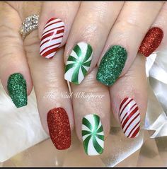 Christmas Nail Art Tutorial, Beautiful Fall Nails, Christmas Nail Designs Acrylic, Christmas Present Nails, Christmas Mani, Winter Nail Art Designs, Christmas Nails 2023, Red Nail Art Designs, Fancy Nail Art