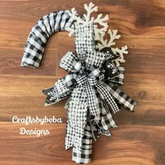 a black and white snowflake wreath on a wood floor with the words craftbubble designs