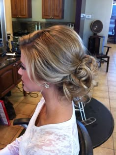 wedding low updos for medium hair - Maybe good for Cath or for bridesmaid me! Penteado Cabelo Curto, Wedding Hair And Makeup, Great Hair, Hair Dos, Purple Hair, Cute Hair, Nails Makeup, About Hair, Bridesmaid Hair