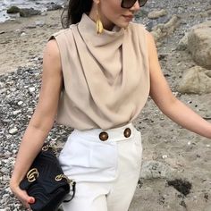 Showcase your inner sophistication and grace with the one of a kind Vintage High Neck Sleeveless Blouse that is perfect for all-season fashion. Nostalgic Fashion, High Neck Sleeveless, Vintage Blouse, Sleeveless Tops, Loose Blouse, Vintage Elegant, Vintage Women, Mode Inspiration, Casual Blouse