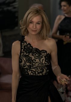 Renee Zellweger Hair, Renee Zellweger Style, Renée Kathleen Zellweger, Inverted Triangle Fashion, Blake Jenner, Jane Levy, Renée Zellweger, Blonde Moments, Blonde Actresses