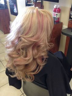 Pink Chunky Highlights In Blonde Hair, Pink Strands In Blonde Hair, Blonde Dyed Hair, Pink Hair Highlights, Blonde Hair With Pink Highlights, Pink Blonde, Pink Blonde Hair