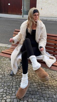 Outfit Neve, Cozy Chic Outfit, Ugg Outfits, Winter Outfits Korean, Looks Adidas, 00s Mode, Adrette Outfits, Stile Blair Waldorf, Pullovers Outfit