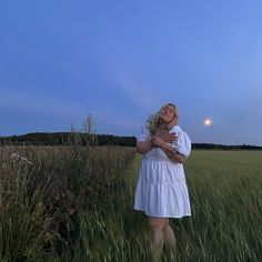 scandinavian summer girl blonde field Gesture Study, Plus Size Cottagecore, Fairytale Photoshoot, Scandinavian Summer, Nature Photoshoot, Cottagecore Outfits, Indie Girl, Garden Girls