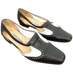 Chic vintage 1990s / 90s MANOLO BLAHNIK Size 38.5 / 8.5 black and white spectator cut-out leather flats! Rare early work by the shoe genius! Great with jeans, a skirt, trousers, shorts or a dress. In good condition Made in Italy Marked Size 38.5 / US 8.5 Manolo Blahnik Carrie, Vintage Manolo Blahnik, 1980s Shoes, Manolo Blahnik Slingback, Manolo Blahnik Mules, 80s Life, Manolo Blahnik Sandals, Skirt Trousers, Formal Pumps