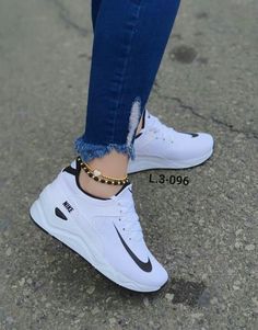 Sepatu Platform, Tennis Shoe Outfits Summer, Nike Fashion Sneakers, Nike Shoes Women Fashion, Tennis Shoes Outfit, White Nike Shoes, Air Shoes, Shoes Outfit Fashion, Tenis Nike