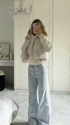 Pretty Jeans Outfit, American Fall Outfit, Cute Feminine Winter Outfits, School Pants Outfit, Outfit Ideas Pale Skin, Cold Jeans Outfit, Outfit Idea For Winter, Clean Girly Outfits, Light Coloured Outfits