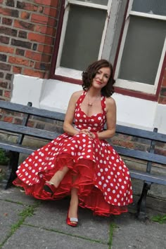 Discover recipes, home ideas, style inspiration and other ideas to try. Moda Pin Up, Vintage Outfits Retro, Vestidos Pin Up, Vintage Bridesmaid Dresses, Halter Prom Dresses, Sweetheart Prom Dress