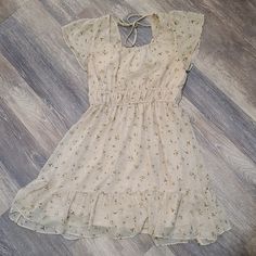 Beautiful Altered State Dress Excellent Unused Condition. The Soft Flower Print Makes This Dress A Perfect And Fun Outfit For A Day At The Park Or A Spring Wedding. You Have To See This One In Person To Appreciate The Beauty. Altered State Dresses, Beige Ditsy Floral Print Dress For Beach, Beige Ditsy Floral Print Beach Dress, Altered State, Day At The Park, Altard State Dresses, Altard State, Altar'd State, Dress Medium