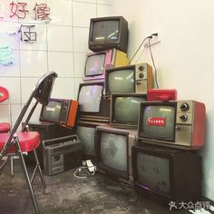 a room filled with old tvs and chairs