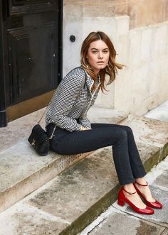 Outfit Parisienne, Red Shoes Outfit, Lawyer Fashion, Paris Mode, Summer Work Outfits, Mode Casual