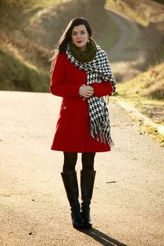 Bright red coat with black and white, black boots and houndstooth scarf Houndstooth Scarf, Black And White Scarf, Dressy Skirts, White Scarf, Style Winter, White Houndstooth, Red Coat, Cozy Chic, Baby Cold