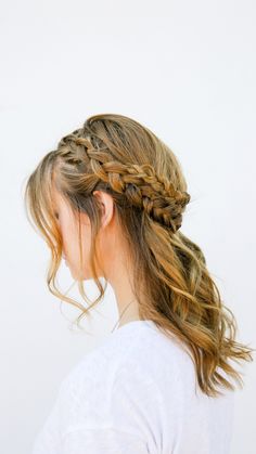 From ancient Greeks, Celts, Vikings, to Frida Kahlo, the halo braid has been a statement hairstyle that never gets old: The classic Halo Braid Half Halo Braid, Halo Braid Tutorial, Halo Braid Tutorials, French Braids Tutorial, Black Wedding Hairstyles, Halo Braid, Fishtail Braid Hairstyles, Braided Hair Tutorial