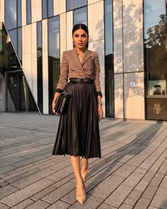 Black Midi Skirt Outfit, Black Pleated Skirt Outfit, Pleated Midi Skirt Outfit, Midi Skirt Outfit Winter, Rok Outfit, Black Skirt Outfits, Leather Skirt Outfit, Midi Skirt Outfit