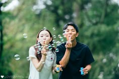 Naoki & Tomomi｜夫婦フォト | 家族、恋人との想い出を写真に、全国一律料金で Bubble Couple Photoshoot, Pre Nup Photoshoot, Photo Bubbles, Cute Pregnancy Pictures, Wedding Photoshoot Props, Outdoor Couple, Pre Wedding Poses