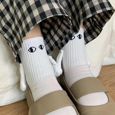 Couple Socks, Hand Socks, Magnetic Attraction, Matching Socks, Black And White Cartoon, Fashion Funny, Unique Socks, Cartoon Eyes, Funny Socks