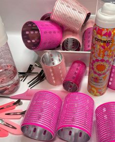 Pink Hair Salon, Rosé Red Hair, Hair Roller Clips, Hot Pink Hair, Heatless Hair Curlers, Heatless Hairstyles, Roller Set, Hair Rollers, Aesthetic Pink