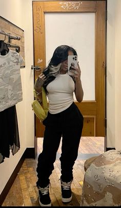 Effortlessly Chic Outfits, Mia 3, Outfits With Converse, Chill Outfits, Cute Comfy Outfits, Streetwear Fashion Women, Baddie Outfits Casual, Cute Everyday Outfits