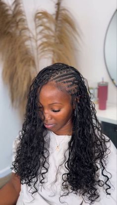 How to do flip over fulani braids, type of hair that's used and 70 flip over freestyle fulani braids protective hairstyles. Fulani Braids With Braid In The Middle, Cornrows Boho Braids For Black Women, Godets Braids, Freestyle Boho Fulani Braids, Boho Fulani Flip Over Braids, Ombre Fulani Braids Black Women, Flip Over Fulani Braids + Boho Curls, Goddess Cornrows Braids For Black Women, Flipover Knotless Braids