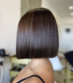 Classic bob haircut is one length all around the head and is typically chin length, there are no layers so can be blunt cut or point cut if you want it be softer. Classic bob also known as a blunt bob, this short hairstyle is a simple cut that remains the same length around the base of the hair. The blunt cut gives the face a round look, balancing the appearance of the long face shape. One Length Haircuts, Sleek Short Hair, Straight Bob Haircut, Classic Bob Haircut, Chin Length Haircuts, Straight Hair Cuts, Inverted Bob, Short Bob Haircuts