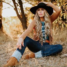 If you like any part of western fashion and you're not following @westerncouture you're completely missing out! This beauty miss Whitney Benton has style inspo for dayzzzz#styleinspo #savannah7s #fallstyle #westernstyle #fashionblogger Boots Party Outfit, Punchy Style, Western Photo Shoots, Western Photoshoot, Boots Party, Western Photography