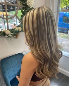 𝘾𝙝𝙪𝙣𝙠𝙮 highlights 😎 #90shair #chunkyhighlights #highlights #blondehair #blonde #haircolour #longhair #hairstyles #london #croydon #purley | Instagram Cute Haircuts And Dye, Brown Hair With A Lot Of Blonde, Chunky Weave Highlights, Brown Hair With Bleached Highlights, Thicker Highlights, Dyed Hair Highlights, Bleached Hair Ideas, Curly Hair Dye Ideas, Bleach Highlights