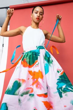 Tanya Taylor Pre-Fall 2021 collection, runway looks, beauty, models, and reviews. Get Summer Ready, Spring Fashion Chic, Tanya Taylor, Pre Fall Collection, Summer Capsule Wardrobe, Runway Collection, Summer Ready, How To Dye Fabric, Vogue Paris