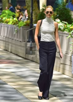 How To Wear Birkenstock, Mac Lady Danger, Karlie Kloss Style, Sleeveless Turtleneck Top, Cutout Gown, Wideleg Pants, Flattering Tops, Business Dress, Karlie Kloss