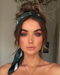 - https://howcandothis.com/hairstyleideas/make-up-look-mafia/ Hairstyles Bandana, Bandana Hairstyles Short, Hairstyles Outfits, Amanda Jones, Best Natural Makeup, Hairstyles Tutorial, Travel Hairstyles, Bohol, Penteado Cabelo Curto