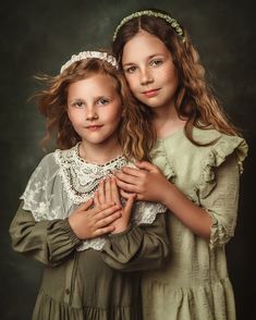 Fine Art Portrait Photography Family, Mother Daughter Photography Poses, Family Photo Studio, Sisters Photoshoot Poses, Fine Art Portrait Photography, Group Photography Poses, Sisters Photoshoot, Studio Poses, Fine Art Portraiture