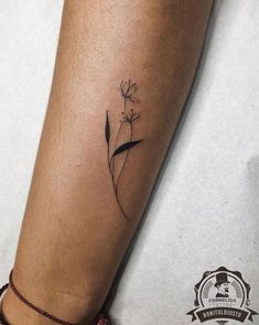 Small Tattoo Ideas Female, Minimal Tattoo Ideas, Rare Tattoos, Madrid Tattoo, Paris Tattoo, Floral Tattoos, Tasteful Tattoos, Cool Small Tattoos, Minimalist Tattoos