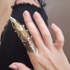 Give yourself an elegant and menacing look with these Steampunk finger armors. This articulated ring for men and women will delight fans of alternative jewelry! Steampunk finger armors are a great idea if you want to add that special something to your outfit. Ideal for cosplays and costumes, this accessory is elegant and enhances your hands. Dare to wear unusual elements, Steampunk is not about being shy! Steampunk finger armor for men and women Stainless steel ring: does not blacken, chlorine r Ring Party Jewelry, Full Finger Rings, Armor Ring, Alternative Jewelry, Trendy Ring, Gold Alloys, December 22, Unique Jewelry Designs, Finger Rings