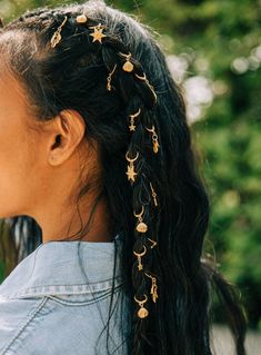 5 rings that will enhance your hair. 2 reasons: * 5 Gold Leaves (10mm) Or *5 golden wings (10mm). Mauve Earrings, Concert Hairstyles, Hair Charms, Traditional Hairstyle, Look Festival, Golden Wings, Hair Jewels, Hair Accessories Set, Wedding Hair Clips