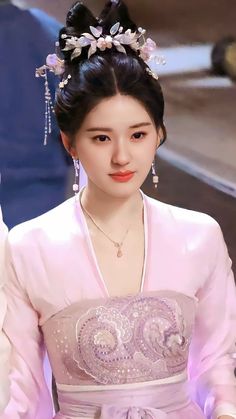 Zhao Lu Si, Hanfu Hairstyles, Chinese Series, Chinese Traditional Costume, Traditional Chinese Dress, Cute Couple Drawings, Ancient Beauty, Asian Outfits, Fashion Dresses Casual