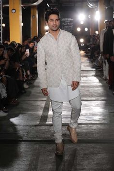 Summer Wedding Outfits Indian Men, Varun Dhawan Kurta, Sadri Kurta For Men, Kunal Rawal Menswear, Ethnic Fashion Men, Men Ethnic Wear India