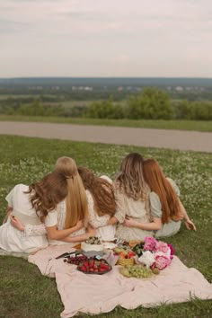 Cottagecore Group Photoshoot, Fairy Picnic Photoshoot, Spring Friend Photoshoot, Spring Best Friend Photoshoot, Group Picnic Photoshoot, Friends Photoshoot Ideas Group, Picknick Photoshoot, Friends Picnic Photoshoot, Garden Party Photoshoot