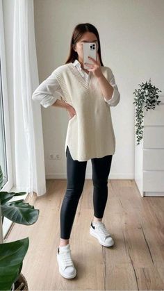 Outfits Leggins, Jeans Trend, Look Legging, Casual Attire For Women, Legging Outfits, Casual Work Outfit, Smart Casual Outfit, Outfit Trends, Casual Work Outfits