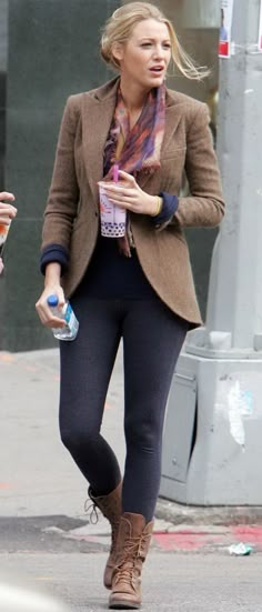 blake lively in a blazer and scarf for fall Classic Fashion With An Edge, Blake Lively Street Style, Blake Lively Style, Kendall Jenner Street Style, Serena Van Der, Serena Van, Serena Van Der Woodsen, Womens Fashion Inspiration, Christina Hendricks