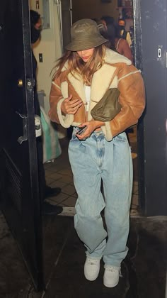 Hailey Bieber Outfits, Hailey Bieber Style, Look Jean, Looks Street Style, Sarah Jessica Parker, Outfits With Hats, Mode Inspo