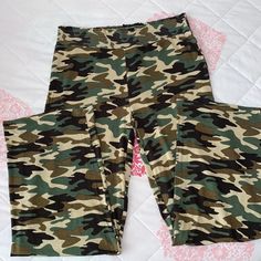 Blis Stretchy Lounge/Pj Pants Elastic Waistband Camo Print 95% Rayon, 5% Spandex Size Small New With Tags Camo Pajamas, Black Pajamas, Pajama Lounge, Fox Sweater, Womens Pajamas Pants, Cuddl Duds, Womens Sleeveless Tops, Red Flannel, Plaid Pajamas