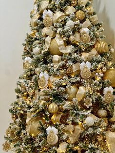 a decorated christmas tree with gold and white ornaments