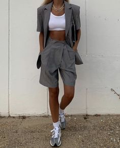 Sports Chic Outfit, Shorts Outfits Women, Casual Outfit Inspiration, Traje Casual, Causual Outfits, Sport Chic, Street Style Chic, Vogue Fashion, Summer Fashion Outfits